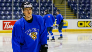 Henri Jokiharju vann JVM-guld i årsskiftet. Henri Jokiharju och resten av Juniorlejonen är redo. VM inleds med match mot Sverige.