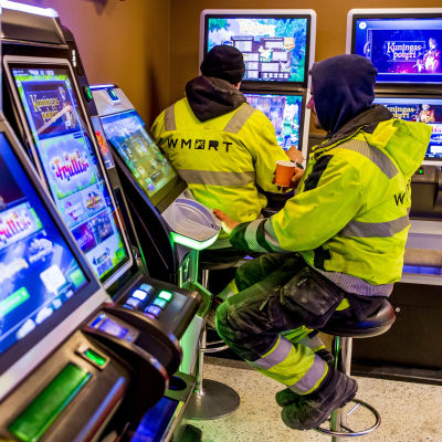 Rahapelien pelaamista "Pelaamossa", Helsingissä