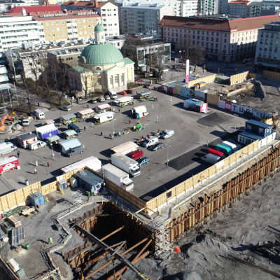 Vy över torgparkeringsbygget i Åbo från luften. 