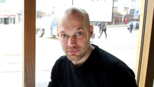 Kulttuuritoimittaja Aleksis Salusjärvi.
