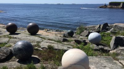 Stora kulor av natursten på strandklippor på Skanslandet.