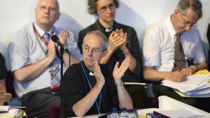 Ärkebiskopen av Canterbury, Justin Welby, applåderar en talare under kyrkomötet i York. Ärkebiskopen av Canterbury Justin Welby.