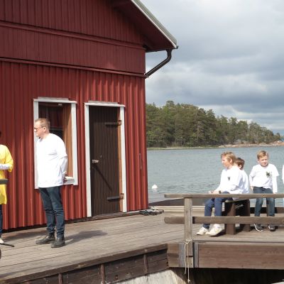 Saara Kankaanrinta och Ilkka Herlin står på en brygga på Gullkrona och håller välkomsttal vid gästhamnens öppning