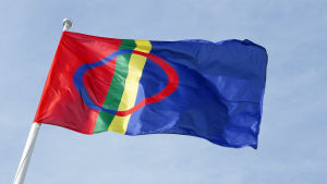 Samernas flagga. Deras åsikt har särskilt tillfrågats Saamen lippu liehuu salossa