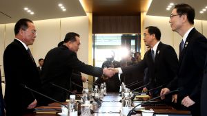 Nord- och Sydkorea förhandlare kom överens om att fortsätta samtalen om militär avspänning på den koreanska halvön Sydkoreas återföreningsminister Cho Myoung-Gyon (andra från höger) och hans nordkoreanske kollega Ri Son-Gwon skakade hand då mötet i Panmunjom inleddes.