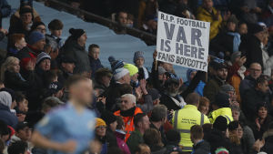VAR-protest i England. Plakat som protesterar mot VAR under fotbollsmatch.