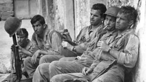 Michael Callan, George Hamilton, Vincent Edwards, James Mitchum ja George Peppard elokuvassa Voittajat Michael Callan, George Hamilton, Vincent Edwards, James Mitchum ja George Peppard elokuvassa Voittajat