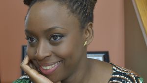 Nigerianska Chimamanda Ngozi Adichie har bland annat skrivit boken "Americanah" och "En halv gul sol". chimamanda ngozi adichie