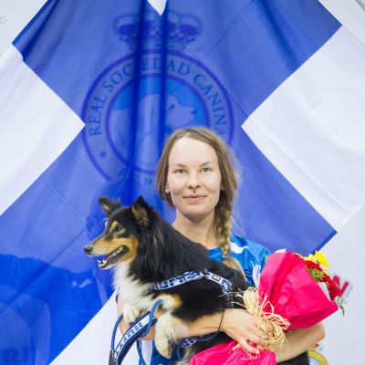 Sanni Kariniemi ja shetlanninlammaskoira Goa