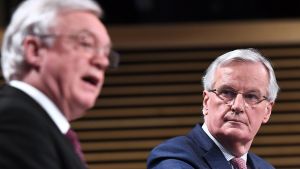 Den brittiske brexitministern David Davis (till vänster) och EU:s chefsförhandlare Michel Barnier (till höger) höll en gemensam presskonferens i Bryssel på måndagen. Den brittiske brexitministern David Davis (till vänster) och EU:s chefsförhandlare Michel Barnier (till höger) höll en gemensam presskonferens i Bryssel på måndagen.