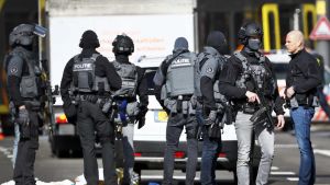 Polisens antiterrorstyrka slog en ring runt spårvagnshållplatsen där en människa dödades och flera skadades i skottlossning Skottlossning i Utrecht 18.3.2019
