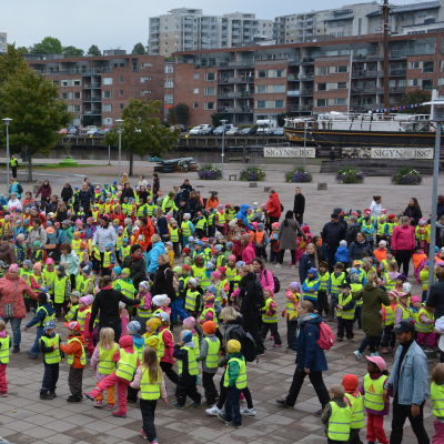 Motionsvenemanget Hela Åbo motionerar samlade dagisbarn på Varvstorget.