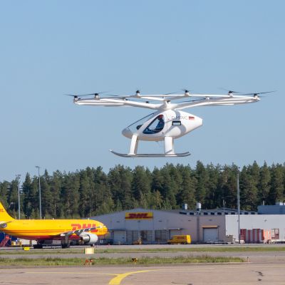 Volocopter laskeutumassa Helsinki-Vantaan lentokentälle