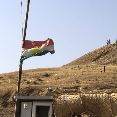 Kurdistans flagga fladdrar intill en peshmerga-vägspärr nära Bashiqa 20.10.2016