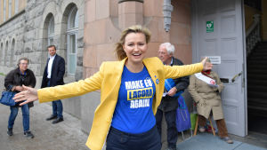 Kristdemokraternas Ebba Busch Thor har också vind i seglen. Ebba Busch Thor från svenska kristdemokraterna gör kampanjarbete.