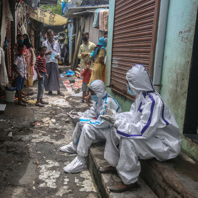 Sjukvårdare i skyddsdräkter i stadsdelen Ambujwadi i Mumbai i måndags.
