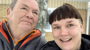 Isä ja minä selfiessä. Kun aloin tottua ajatukseen isän sokeutumisesta, heräsi huoleni vahvasti äitini jaksamisen puolesta. Hän ryhtyi isän omaishoitajaksi. Isä ja tytär.