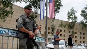 Säkerheten ska ännu tryggas i Jerusalem. Tillsvidare blir de flesta amerikanerna kvar i Tel Aviv. Beväpnade vakter utanför USA:s nya ambassad i Jerusalem