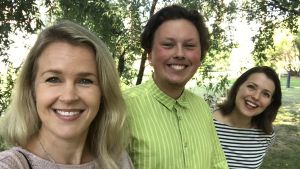 Hannah Norrena, Willjam Fagerström och Eva Frantz Två kvinnor och en man poserar under ett träd