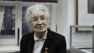 Nadezjda Nesjatajeva överlevde belägringen tack vare sin farmor. Nadezjda Nesjatajeva sitter framför ett fönster. Hon överlevde belägringen tack vare sin farmor.