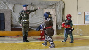 Barn tränar bland annat kampsporter i ungdomsorganisationen Jaktfalken. Barn tränar bland annat kampsporter i klubben Jaktfalken i Kirisji nära S:t Petersburg.