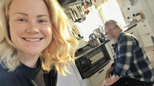 Morfar Peter bor nära Carro och hälsar på hennes familj ofta. Carro tar en bild med sin pappa som sitter och eldar vedhällen.