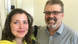 Eva Frantz tillsammans med psykoterapeut Mika Lindfors Redaktör Eva Frantz tillsammans med psykoterapeut Mika Lindfors
