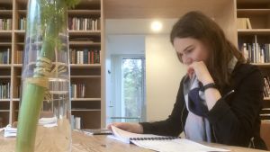 Marianna Liik studerar Arvo Pärts anteckningar i centrets bibliotek. Kompositören Marianna Liik studerar Arvo Pärts anteckningar.