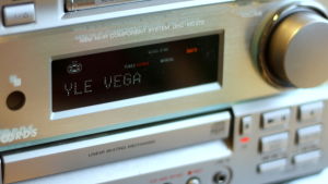 Yle Vega har ett brett utbud av musik med många olika genrer. Bild på radioapparat.