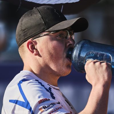 Aaro Kangas dricker saft under släggtävlingen i Jyväskylä.