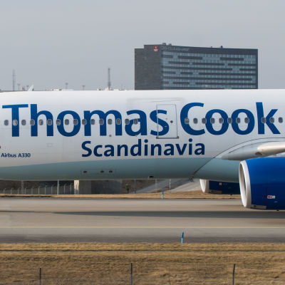 Thomas Cook Scandinavia-flygplan på Arlandas landningsbana.