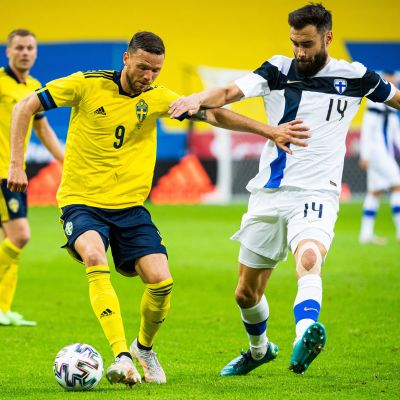 Marcus Berg ja Tim Sparv kamppailemassa pallosta Tukholmassa 29.5.2021