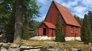 Kuvassa pienehkö punainen puukirkko, Sottungan kirkko. Sijaitsee Sottungan kunnassa Ahvenanmaalla. Se on pyhitetty Maria Magdalenalle.