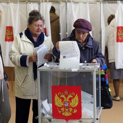 Ryska väljare i en vallokal nära S:t Petersburg 18.9.2016.