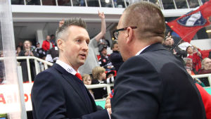 HIFK:s målvaktstränare Jan Lundell (till vänster) har vaskat fram NHL-målvakter. Jan Lundell och Ari-Pekka Selin tackar varandra.
