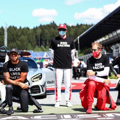 Förarna knäböjer. Lewis Hamilton (nere i mitten) och Kimi Räikkönen (uppe till höger).