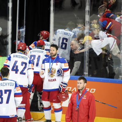 Ryska spelare lämnar isen efter VM-finalen i Prag.