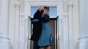 Joe och Jill Biden utanför Vita huset. Joe och Jill Biden kramas innan de går in i Vita huset
