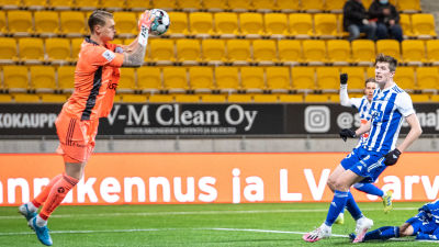 Jesse Öst räddar en boll mot HJK.