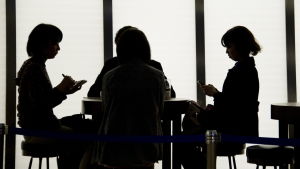 En ökad jämlikhet i arbetslivet innebär större självmordsrisk för japanska kvinnor Tre japanska kvinnor i jobbmöte i Tokyo