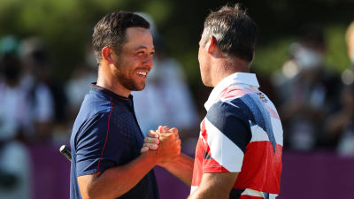 Paul Casey (till vänster) gratulerar vinnaren Xander Schauffele.