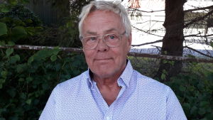 Roland bytte efternamn bland annat för att komma bort från frågorna kring varför han inte bodde i lägenheten med namnet Borgar på dörren. Roland Backman.