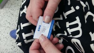Tuuli Tirkkonen köar gärna en stund för att få betjäning - gratis. Kvinna håller i kölapp.