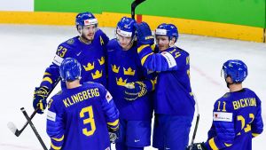 Stormvarning för Tre Kronor. Sverige firar ett mål mot Frankrike vid ishockey-VM 2018.