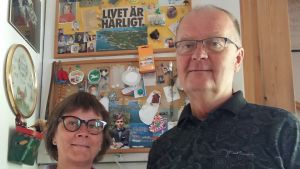 Marianne och Jyrki Pinomaa är pratsamma och säger att deras söner också är pratglada. De vill så mycket bli förstådda, säger de. Marianne och Jyrki Pinomaa har fyra barn, två av deras pojkar har en svår utvecklingsstörning, som beror på ett sällsynt genfel.