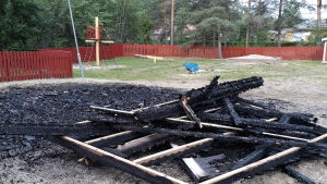 Vid lekparken på Tangostigen i Pargas eldade någon upp ett förråd under helgen. Nerbrunnet skjul.