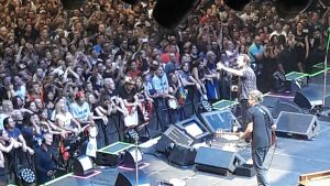 Min gemenskap: jag åkte till Prag med mitt barn för att kolla på Pearl Jam. Han ansåg att 18000 i publiken var nostalgiker. Eddie Vedder och Stone Gossard på bilden. Pearl Jam på scen i Prag 2018. Publikhav och sångaren Vedder och gitarrist Gossard.