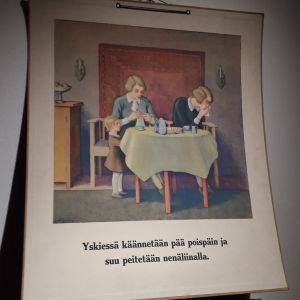 Är det härifrån uppmaningarna om att täcka för munnen och vända bort ansiktet när man nyser härstammar?. En gammal skolplansch som visar att man ska täcka för munnen och vända bort ansiktet när man nyser.
