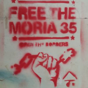 Befria Moria - graffiti i Aten Graffiti där man vill stänga lägre Moria. En röd näve samt text