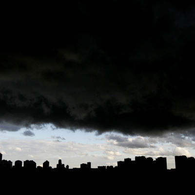 Svarta moln hänger över staden Moskva.